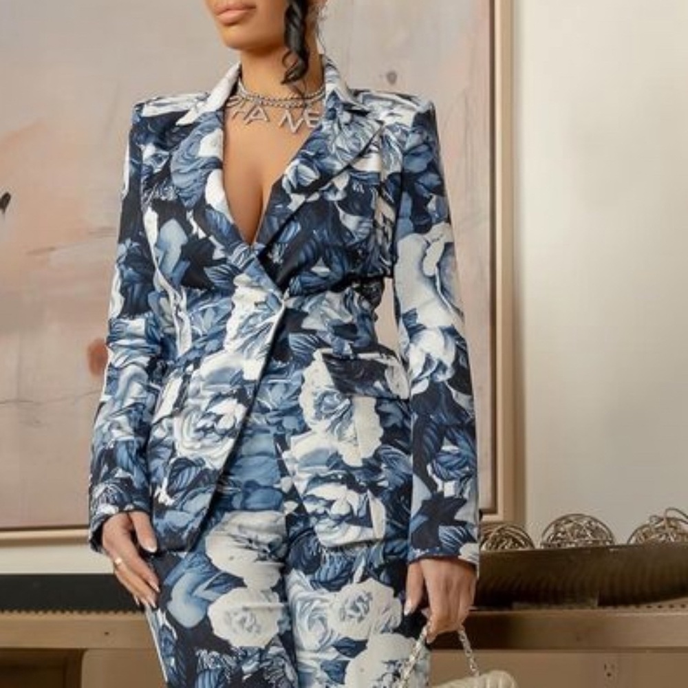 Floral pants suit